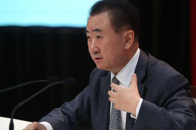 据德国天空体育记者Florian Plettenberg独家报道，拜仁准备支付巨额转会费签下巴萨后卫阿劳霍，图赫尔向阿劳霍表示将不惜一切代价。
